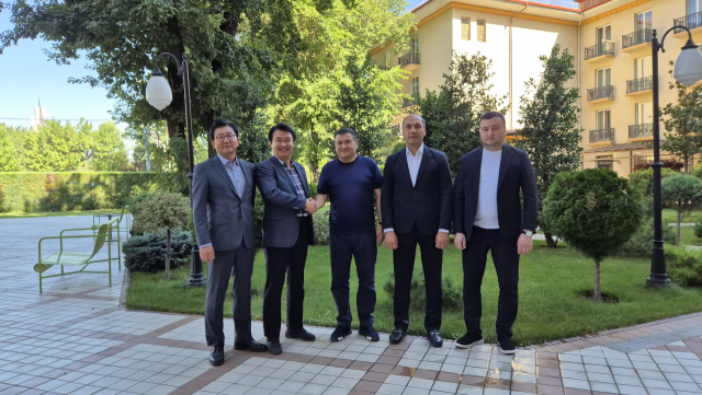 (왼쪽 두 번째부터) 한난 정용기 사장, 미르자마무도프 주라벡 에너지부 장관, 아딜로프 다브론존 건설공공주택서비스부 차관. 한난 제공