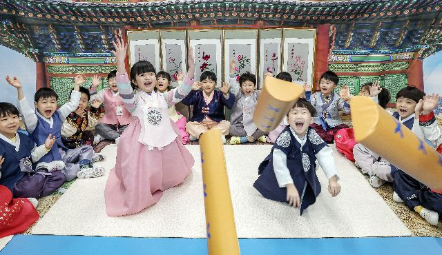 올해 2월 부산 부산진구청 어린이집에서 원생들이 윷놀이를 하고 있다. 김종진 기자 kjj1761@