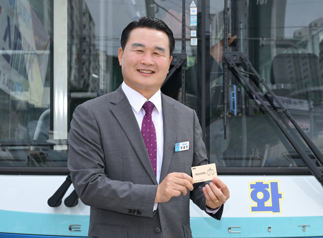 거제시는 부산 울산 경상권 최초로 6~18세 아동·청소년과 70세 이상 어르신을 위한 교통복지카드시스템을 도입해 내달 1일부터 운영에 들어간다. 박종우 거제시장이 거제패스 교통카드를 소개하고 있다. 거제시 제공