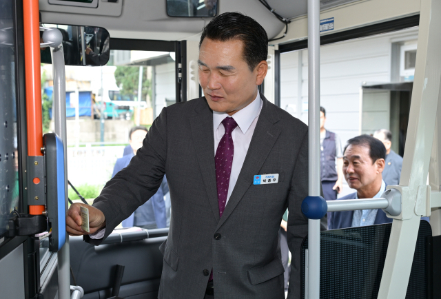 박종우 거제시장이 19일 열린 시연회에서 직접 교통카드를 사용해 보고 있다. 거제시 제공