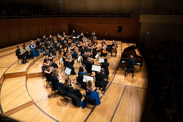 스위스 루체른 페스티벌 스트링스를 지휘와 협연하는 피아니스트 루돌프 부흐빈더. 부산문화회관 제공