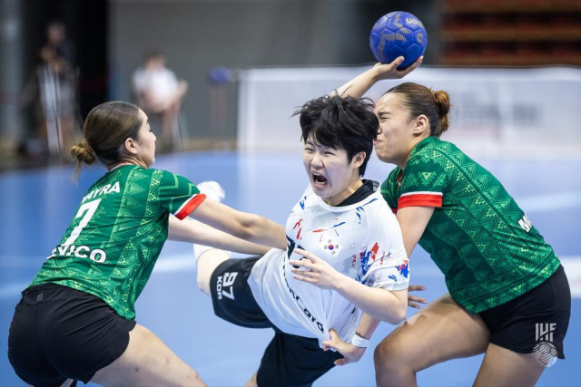 20일 세계여자주니어핸드볼선수권대회 멕시코와 경기에서 슛을 날리고 있는 조유희(한국체대). 국제핸드볼연맹 인터넷 홈페이지 사진