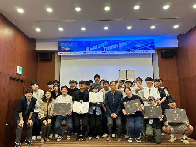 경남정보대학교(총장 김태상)는 최근 열린 ‘창업캠프&창업아이디어 및 디자인씽킹 경진대회’에서 재학생이 포함된 팀이 디자인씽킹 부문 대상을 수상했다고 밝혔다. 경남정보대 제공