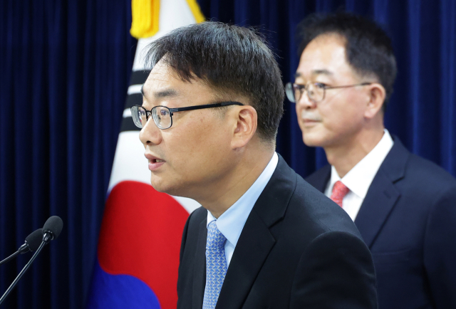 과학기술정보통신부 이도규 통신정책관이 19일 오후 정부서울청사에서 ‘금융·통신 취약층 재기 지원방안’에 관한 사전브리핑을 하고 있다. 뒤쪽은 금융위원회 김진홍 금융소비자국장. 연합뉴스