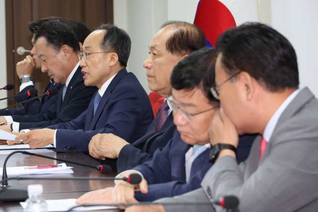 국민의힘 추경호 원내대표가 20일 오전 서울 여의도 당사에서 열린 비상대책회의에서 발언하고 있다. 오른편에 앉은 정점식 정책위의장과 유상범 비대위원이 귀엣말을 나누고 있다. 연합뉴스
