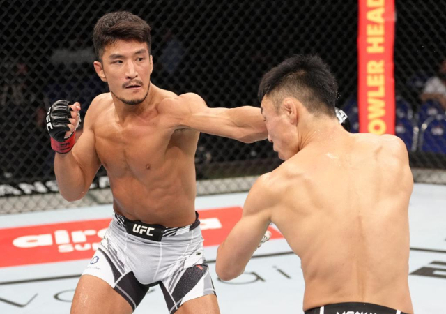 강경호(왼쪽)의 최근 UFC 경기 모습. UFC 제공