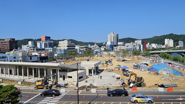 진주대첩광장이 조성사업 추진 17년 만에 본 모습을 드러냈다. 공원 지원시설과 지하주차장 골조공사가 마무리 됨에 따라 외부 가림막을 모두 철거한 상태다. 김현우 기자