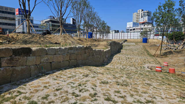 발굴조사에서 확인된 진주성 외성 흔적. 관람로를 따라가다 보면 볼 수 있다. 김현우 기자