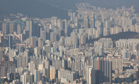 대통령실이 지난 16일 종합부동산세를 부분적으로 폐지하겠다고 밝혔다. 부산의 아파트 단지 모습. 부산일보DB