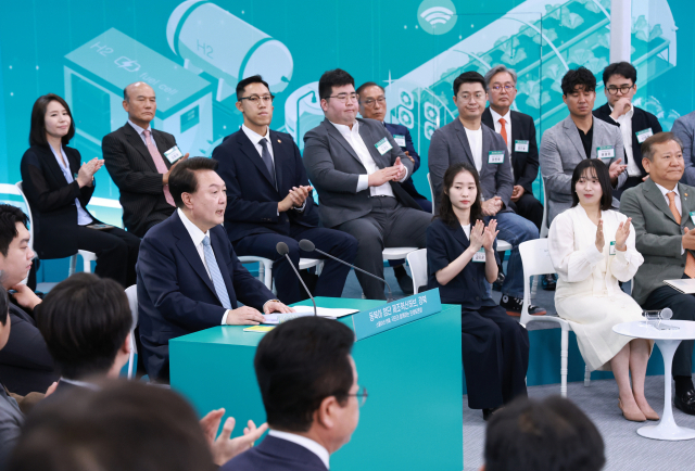 윤석열 대통령은 20일 경북 포항시에서 열린 지방시대위원회에서 부산을 포함해 전국 8곳의 기회발전특구를 발표했다. 사진은 앞서 윤 대통령이 '동북아 첨단 제조혁신허브, 경북'을 주제로 민생토론회를 주재하는 장면. 연합뉴스