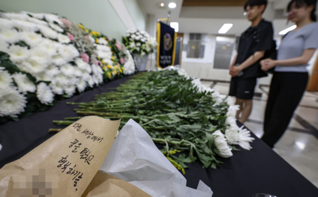 부산 금정구 부산대 장전캠퍼스 인문관 앞에서 지난 17일 지게차에 치여 중상을 입은 대학생이 19일 결국 숨졌다. 부산대 사회관 1층 로비에 분향소가 마련된 가운데 20일 학생들이 고인을 추모하고 있다. 김종진 기자 kjj1761@