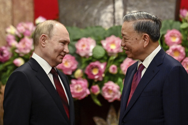 베트남을 방문한 블라디미르 푸틴(왼쪽) 러시아 대통령이 20일 하노이 주석궁에서 또 럼 베트남 국가주석의 환영을 받고 있다. AP연합뉴스