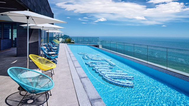 L7 오션 스위트룸과 루프탑 수영장의 모습. 롯데호텔앤리조트 제공