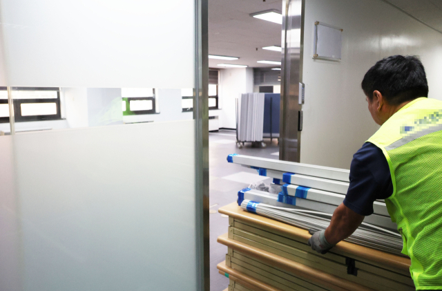 국민의힘 당 대표 출마 예정인 한동훈 전 비대위원장의 새 사무실이 위치한 서울 여의도 대산빌딩에서 19일 이사 작업이 한창이다. 연합뉴스