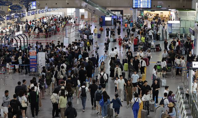 지난달 6일 현충일 징검다리 연휴를 맞아 김해국제공항 국제선 출국장이 여행객 등으로 붐비고 있다. 정대현 기자 jhyun@