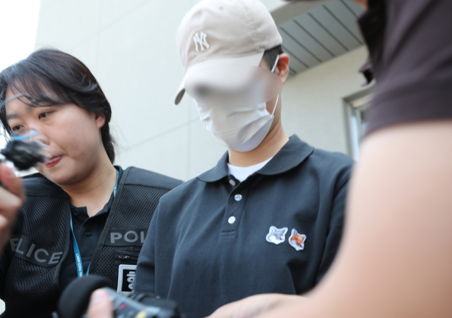 육군 12사단 훈련병 사망사건과 관련해 규정을 위반한 군기훈련(얼차려)을 실시한 혐의로 중대장(대위)이 지난해 6월 21일 오전 강원 춘천지방법원에서 열린 구속 전 피의자 심문(영장실질심사)을 마치고 법원을 나오고 있다. 연합뉴스