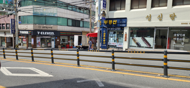 부산 수영구 남천동 수영구청 앞 무단횡단 다발 지역. 시선 유도봉으로 나눠져 있던 도로에 중앙분리대가 설치됐다. 수영구청 제공