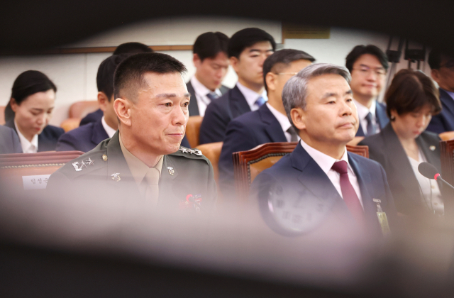 지난해 6월 21일 오전 '순직 해병 진상규명 방해 및 사건은폐 등의 진상규명을 위한 특별검사 임명법'(채상병특검법)에 대한 입법청문회가 진행되는 국회 법제사법위원회 전체회의에 출석한 이종섭 전 국방부 장관과 임성근 전 해병대 1사단장(왼쪽)이 위원 질의를 경청하고 있다. 연합뉴스