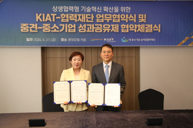 민병주 KIAT 원장(왼쪽)과 김영환 대·중소기업·농어업협력재단 사무총장이 지난 21일 업무협약식 기념 촬영을 하고 있다. KIAT 제공