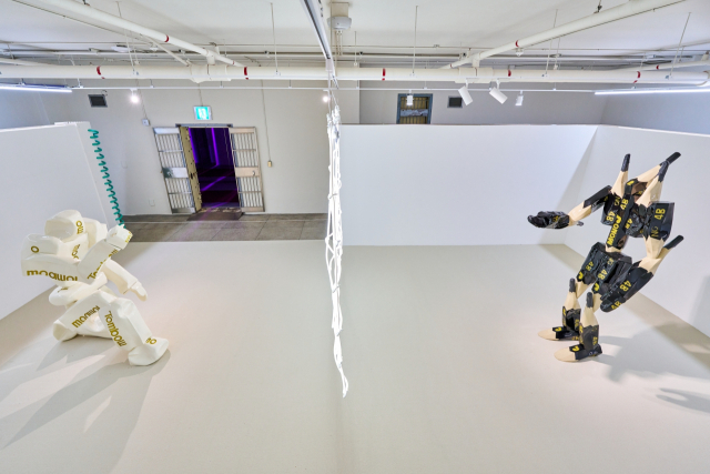 송현철 ‘연필과 지우개의 사랑싸움-관계의 연속성’. 부산근현대역사관 제공