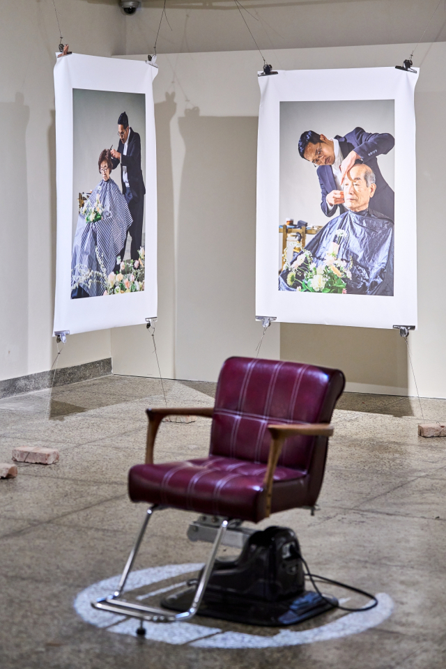 김태훈 ‘노인 이발사 그리고 꽃’ 전시 모습. 부산근현대역사관 제공