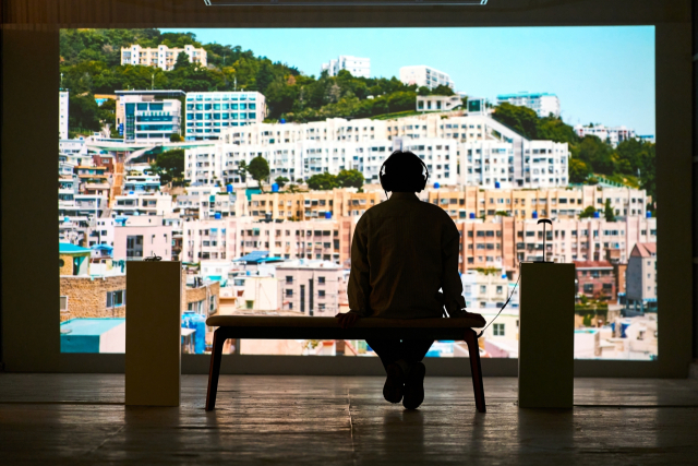 전용주 ‘원’ 영상을 보고 있는 모습. 부산근현대역사관 제공