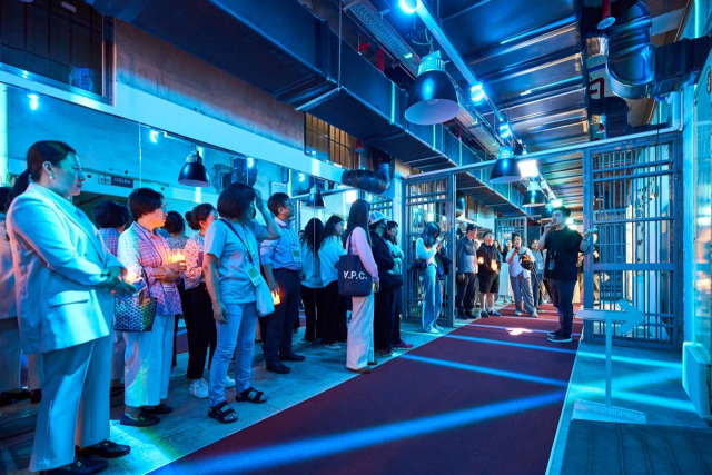 부산근현대역사관 금고미술관 이창훈 큐레이터가 진행한 전시투어에 많은 사람들이 참가했다. 부산근현대미술관 제공