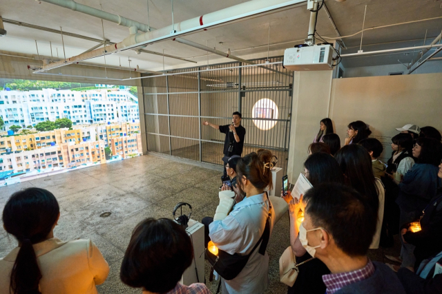 부산근현대역사관 금고미술관 이창훈 큐레이터가 진행한 전시투어에 많은 사람들이 참가했다. 부산근현대미술관 제공