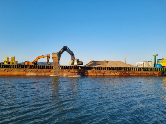 태안군 근소만 청정어장재생사업 저질환경개선 현장(소원면). 어촌어항공단 제공