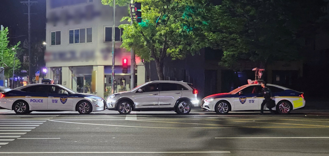 울산 경찰이 목격자 신고를 받고 음주운전 의심 차량을 앞 뒤로 막아 단속하고 있다. 울산경찰청 제공