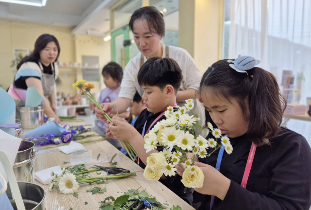 거제시진로교육지원센터는 22일 거제시가족센터와 함께 관내 다문화청소년을 대상으로 꿈과 비전을 키우며 흥미와 적성을 찾는 진로직업체험을 진행했다. 센터 제공