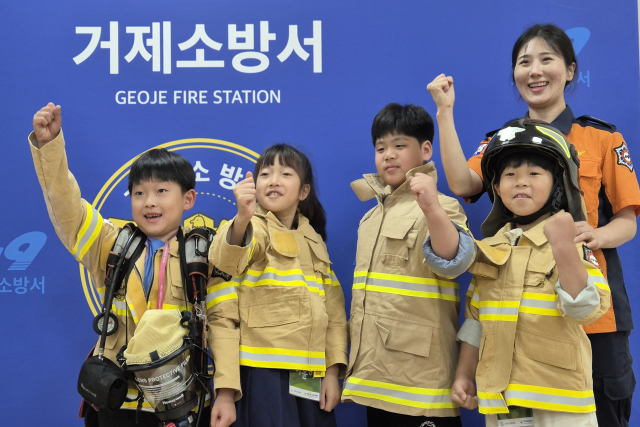 거제시진로교육지원센터는 22일 거제시가족센터와 함께 관내 다문화청소년을 대상으로 꿈과 비전을 키우며 흥미와 적성을 찾는 진로직업체험을 진행했다. 센터 제공