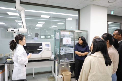 연수생들이 중앙검사본부의 검사 장비와 자동화 시스템에 대한 설명을 듣고 있다.