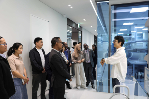 연수생들이 개방형 연구실인 메디오픈랩을 방문하여 둘러보고 있다.