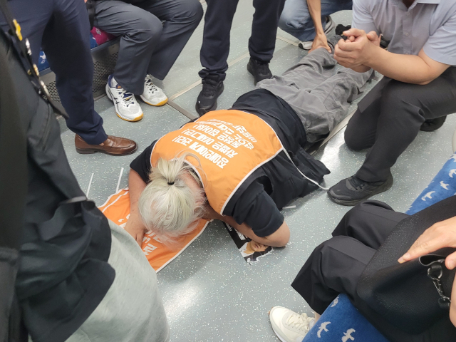 25일 부산 도시철도 1호선에서 1인 시위를 진행 중인 전국장애인차별철폐연대 박경석 대표. 독자 제공