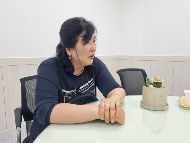 지난 10일 고 박동현(가명) 씨의 활동지원사 정영이 씨는 “동현 씨는 엄마의 보살핌에 대한 그리움이 컸던 것 같다. 그래서 소파에 앉더라도 꼭 자신 바로 옆에 앉는 걸 좋아했다”며 “종종 활동지원사가 바뀌다보니, '이모도 금방 갈거지?'하며 투정을 부리기도 했었다”고 회상했다. 정 씨는 “활동지원사와 지원받는 사람 사이의 관계는 생각보다 훨씬 돈독하다”며 “매일같이 만나며 보살피다 보면 가족같다는 생각이 들 수밖에 없다”고 말했다. 손혜림 기자 hyerimsn@