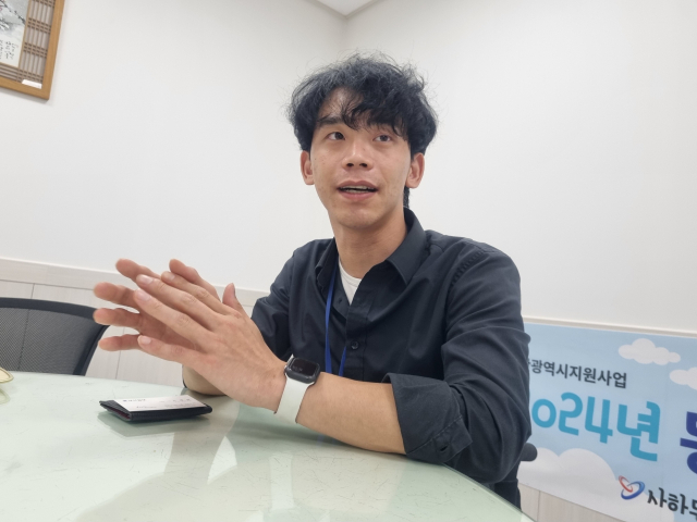 지난 10일 고 박동현 씨의 자립생활을 지원해온 사하두바퀴장애인자립생활센터 최영훈 팀장이 당시의 상황을 설명하고 있다. 손혜림 기자 hyerimsn@