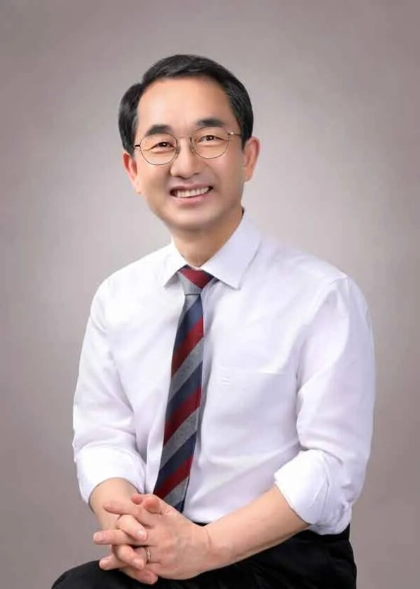 진양현 전 부산경제진흥원장이 부산외대 석좌교수로 위촉됐다.