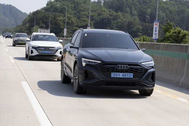 아우디코리아가 브랜드 최초의 순수 전기차 ‘e-트론’의 외부 디자인을 바꾸고 배터리 용량과 주행거리를 확대한 부분 변경 모델 ‘더 뉴 아우디 Q8 e-트론’을 최근 출시했다. ‘Q8 e-트론’의 도로와 오프로드 주행모습. 아우디코리아 제공