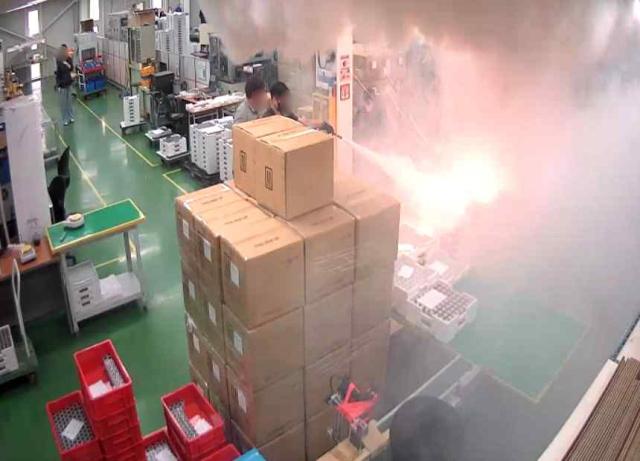 소방청 중앙긴급구조통제단이 25일 공개한 경기 화성 리튬전지 제조업체인 아리셀 공장의 화재 진행 상황이 담긴 내부 CCTV 화면. 10시30분32초께 직원들이 초기 소화를 시도하고 있다. 연합뉴스