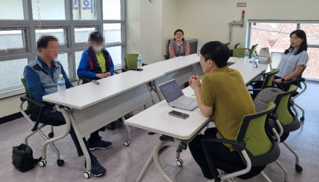 형이 있지만 연락이 끊겨 사실상 무연고자인 박종현(가명·72) 씨는 “내가 죽더라도 공영장례로 내 시신이 처리되지 않았으면 좋겠다”며 “내가 만나는 이웃과 친구들이 내 부고를 듣고 빈소를 차려주고 조문도 와줬으면 한다”고 말했다. 최규홍(가명·74) 씨는 “노인맞춤돌봄서비스를 맡아 나를 가까이에서 돌봐주는 복지사님과 생활지원사님이 가족과 다름없다”며 “내가 만약 죽는다면 재산이 많진 않지만, 두 사람이 내 남은 재산으로 장례를 치러줬으면 좋겠고 장례를 치르고 남은 돈은 두 분께 남겨드리고 싶다”고 말했다. 이대성 기자