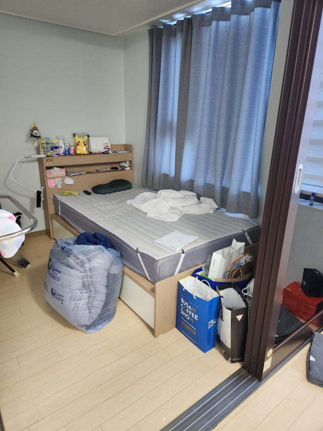 지난 5월 19일 사망한 고 강현수(가명) 씨의 오피스텔. 고아였던 현수에겐 상속을 주장할 가족이 없다. 법정후견인이었던 사회복지사 김지은 씨도 피후견인인 현수가 사망하고 나선 후견이 종료돼 집을 정리할 법적 권한이 없다. 현수의 집은 병원에 입원하던 시점에 멈춰있다. 김 씨 제공