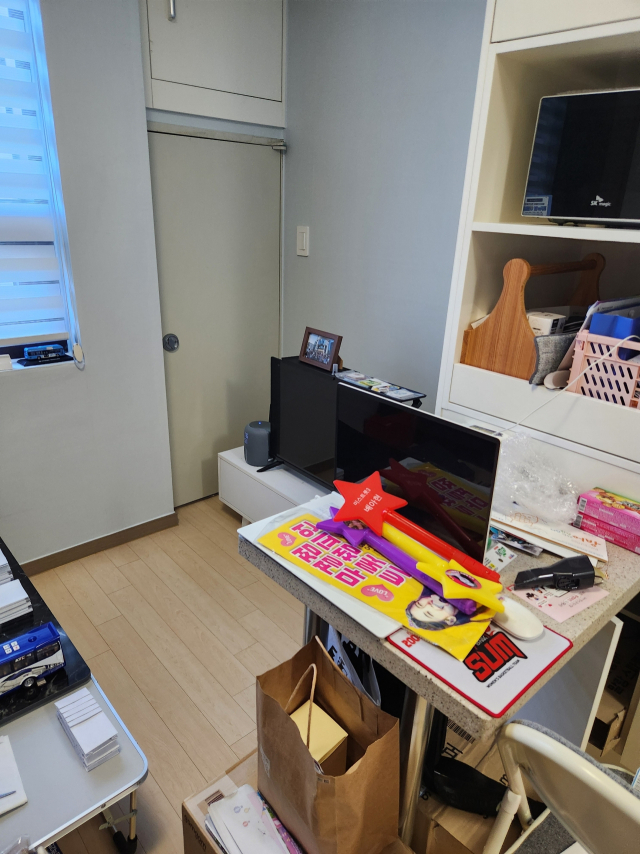 지난 5월 19일 사망한 고 강현수(가명) 씨의 오피스텔. 고아였던 현수에겐 상속을 주장할 가족이 없다. 법정후견인이었던 사회복지사 김지은 씨도 피후견인인 현수가 사망하고 나선 후견이 종료돼 집을 정리할 법적 권한이 없다. 현수의 집은 병원에 입원하던 시점에 멈춰있다. 김 씨 제공