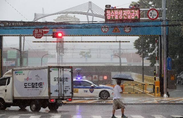 지난 2021년 7월 초량 제1지하차도 불어난 빗물로 통제 부산 지역에 호우경보가 발효돼 동구 초량동 초량 제1 지하차도가 불어난 빗물로 통제되고 있다. 부산일보DB