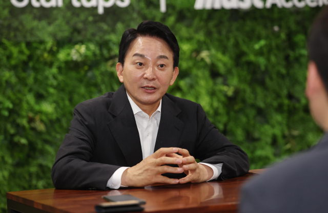 국민의힘 전당대회에 출마한 원희룡 전 국토교통부 장관이 27일 부산역에서 <부산일보>와 인터뷰를 갖고 있다. 이재찬 기자 chan@