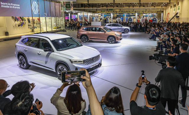 2024 부산모빌리티쇼 언론공개 행사가 열린 27일 부산 해운대구 벡스코 제1전시장에서 르노코리아가 차세대 친환경 신차 개발 프로젝트 오로라의 첫 모델인 뉴 르노 그랑 콜레오스를 세계 최초로 공개하고 있다. 김종진 기자 kjj1761@
