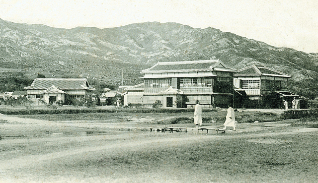 부산 온천이 2030 온천 덕후가 찾는 명소로 다시 떠오르고 있다. 1910년대 일본인이 만든 동래 온천 봉래관. 동래구청·부경근대사료연구소 제공