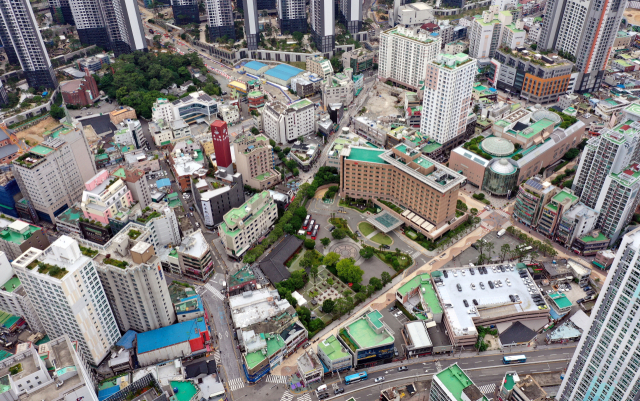 부산 온천이 2030 온천 덕후가 찾는 명소로 다시 떠오르고 있다. 현재 동래구 온천장 일대. 정종회 기자 jjh@