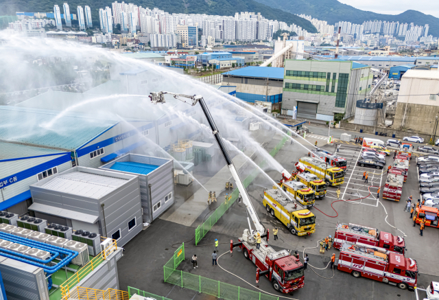 27일 부산 사상구 이차전지 제조업체인 (주)금양에서 부산소방재난본부 주최로 배터리 내부 셀 손상에 의한 폭발 화재를 대비해 합동 소방훈련을 하고 있다. 이번 훈련은 지난 24일 경기도 화성시 리튬 베터리 공장 화재와 유사한 사고 발생을 대비해 진행했다. 김종진 기자 kjj1761@
