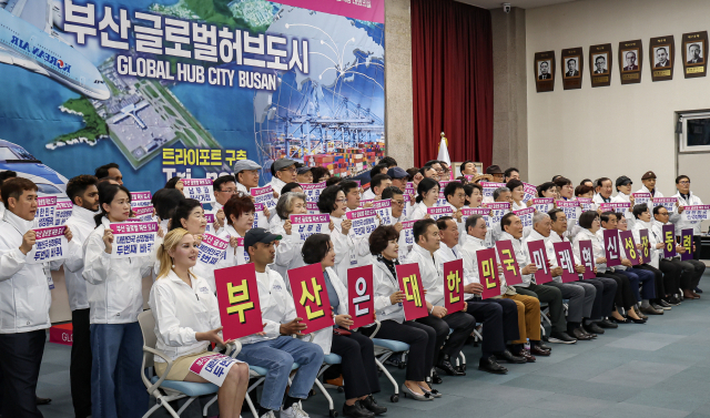 재발의된 부산 글로벌 허브도시 특별법에 복합리조트 관련 조항이 삭제돼 빨간불이 켜졌다. 지난 4월 부산시청에서 열린 ‘글로벌부산시민연합’ 출범식 모습. 김종진 기자 kjj1761@
